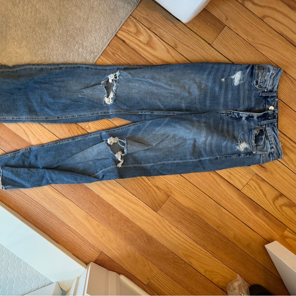Mika high rise blue jeans with two knee cuts